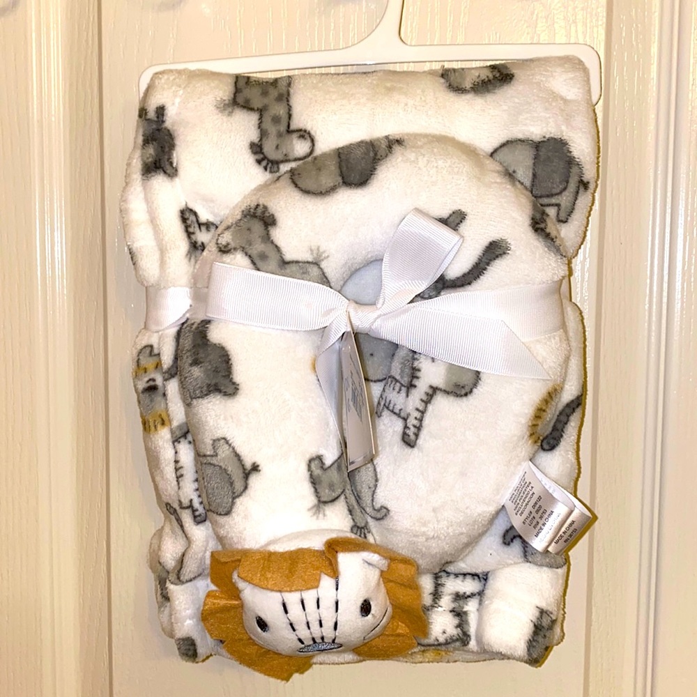 Baby blanket with neck support